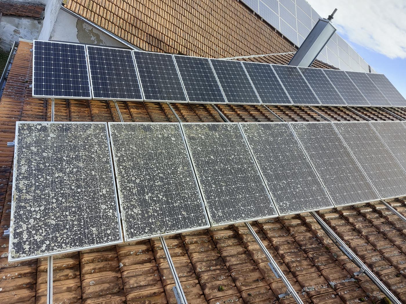 Vorher – verschmutzte Photovoltaik-Anlage