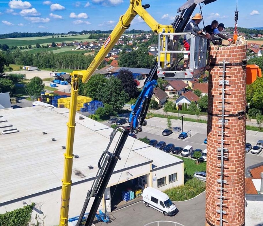 Arbeiten mit Teleskoparbeitsbühne und Teleskopkran an einem Schornstein